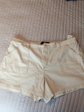 Hollister Cream High-Rise Mom Short /Size XXL